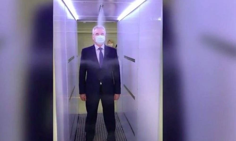 Ο Πούτιν έχει τρεις «σήραγγες απολύμανσης» για προστασία από τον COVID (ΒΙΝΤΕΟ) 